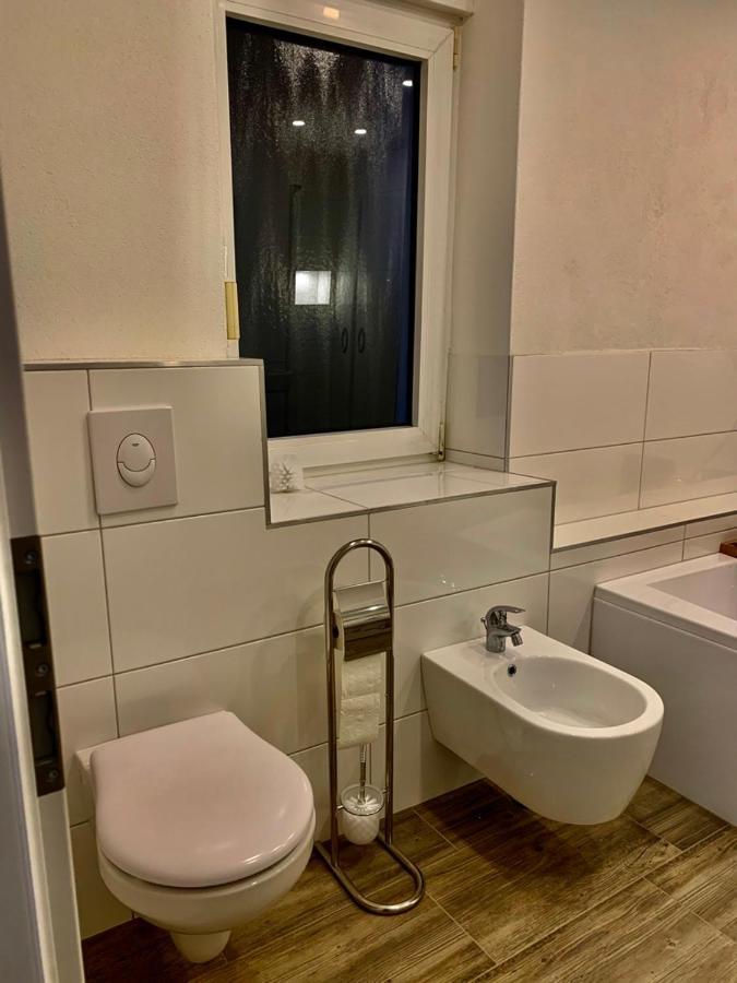 Monteurzimmer Oberlistingen Zweibettzimmer Mit 2 Baedern Breuna Esterno foto